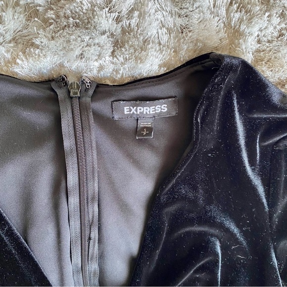Express NWOT Black Long Sleeve Velour Romper Size Small - Picture 6 of 8